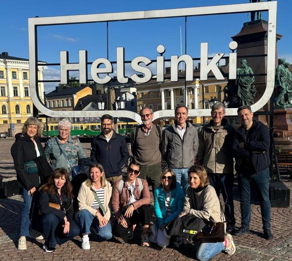 Grupo de de profesionales del sector geroasistencial español en la plaza del la catedral de Helsinki